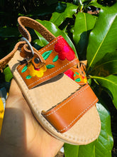 Load image into Gallery viewer, Flower Huarache Girl - Tan