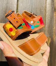 Load image into Gallery viewer, Flower Huarache Girl - Tan