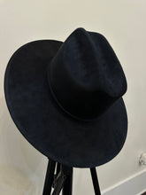 Load image into Gallery viewer, Místico Suede Hat