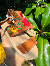 Load image into Gallery viewer, Flower Huarache Girl - Tan