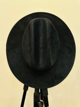 Load image into Gallery viewer, Místico Suede Hat