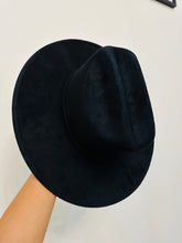 Load image into Gallery viewer, Místico Suede Hat