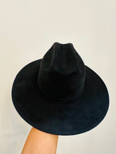Load image into Gallery viewer, Místico Suede Hat