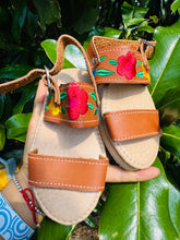 Load image into Gallery viewer, Flower Huarache Girl - Tan
