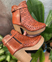 Load image into Gallery viewer, Xochilt Boot - Tan
