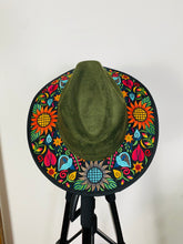 Load image into Gallery viewer, Flower Suede Hat