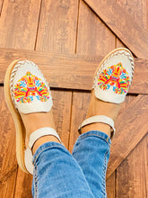 Load image into Gallery viewer, Otomi  Platform- White