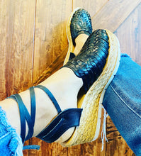Load image into Gallery viewer, Carmen Huarache Wedges Black