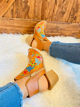 Load image into Gallery viewer, Regina Heels - Tan