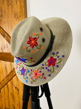 Load image into Gallery viewer, Flor Hand Embroidered Hat