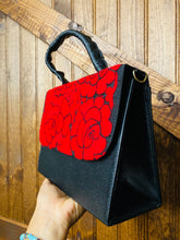 Load image into Gallery viewer, Presumida Crossbody Purse