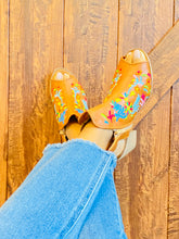 Load image into Gallery viewer, Regina Heels - Tan