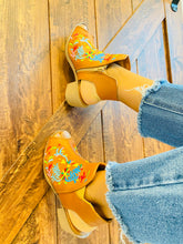 Load image into Gallery viewer, Regina Heels - Tan