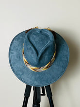 Load image into Gallery viewer, Corazoncito Suede Hat