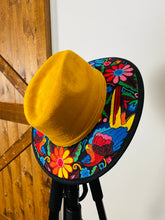 Load image into Gallery viewer, Flower Suede Hat
