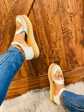 Load image into Gallery viewer, Otomi  Platform- White