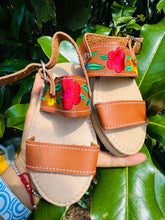 Load image into Gallery viewer, Flower Huarache Girl - Tan
