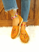 Load image into Gallery viewer, Cowgirl huarache
