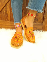 Load image into Gallery viewer, Cowgirl huarache
