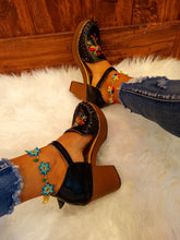 Load image into Gallery viewer, Otomi Block Heels
