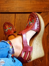 Load image into Gallery viewer, Otomi Platform - Burgundy
