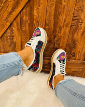 Load image into Gallery viewer, Luisa Sneaker’s Mexican - White
