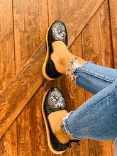 Load image into Gallery viewer, Calavera Huarache  - Black
