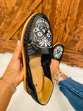Load image into Gallery viewer, Calavera Huarache  - Black
