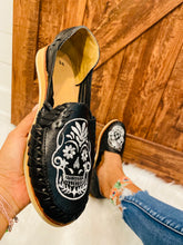 Load image into Gallery viewer, Calavera Huarache  - Black
