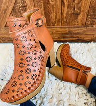 Load image into Gallery viewer, Xochilt Boot - Tan
