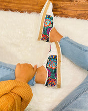 Load image into Gallery viewer, Luisa Sneaker’s Mexican - White
